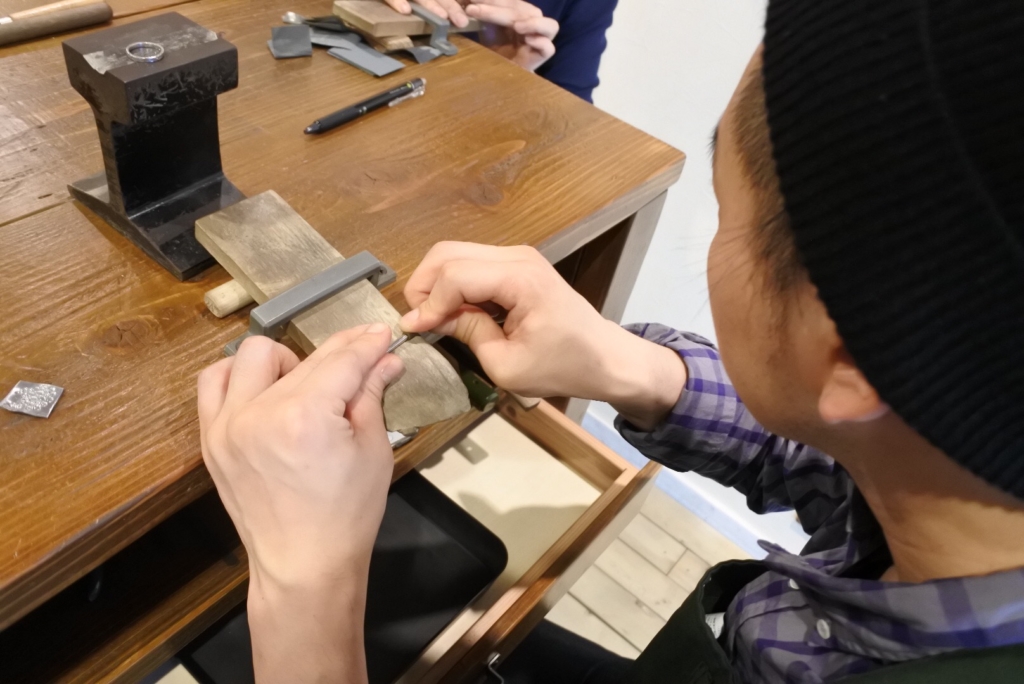 【画像】鎌倉彫金工房のリング作成風景。仕上げ段階