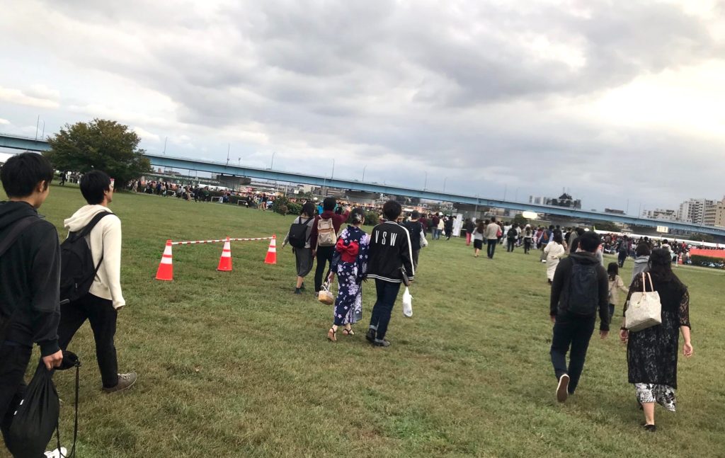 【画像】二子玉川花火大会の有料席会場に向かう