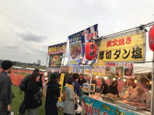 【画像】二子玉川花火大会の有料席会場の佐世保バーガー