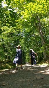 【画像】戸隠神社を歩く嫁と母